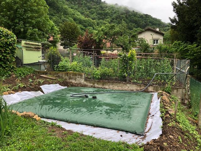 Irriguer le jardin avec l'eau de pluie stockée dans des citernes souples